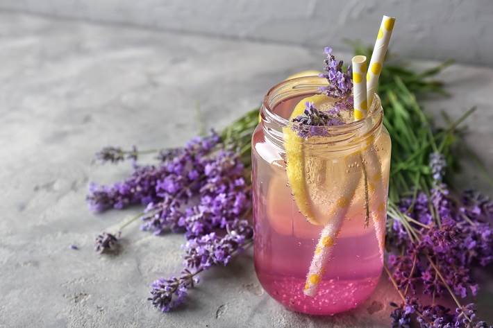 lemoniada lawendowa w słoiku ozdobiona gałązkami lawendy